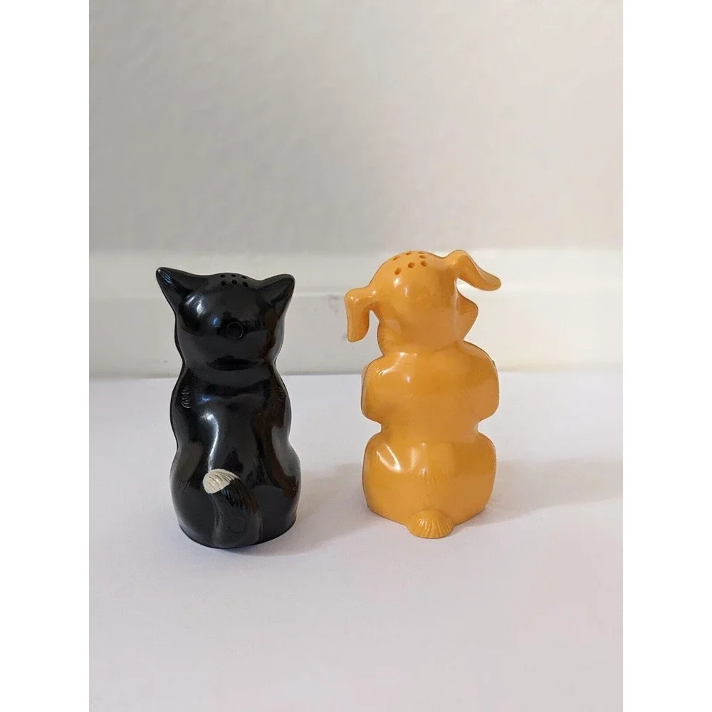 Cute Vintage‎ Cat & Dog Plastic Salt & Pepper Shakers by F & F Mold Dayton Ohio